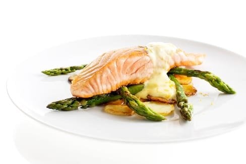 Salmon fillet with asparagus and hollandaise
