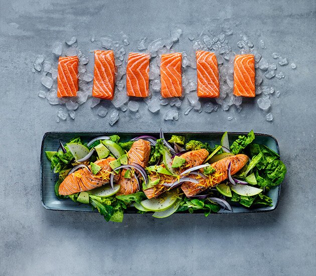 Oven-baked salmon with lemon