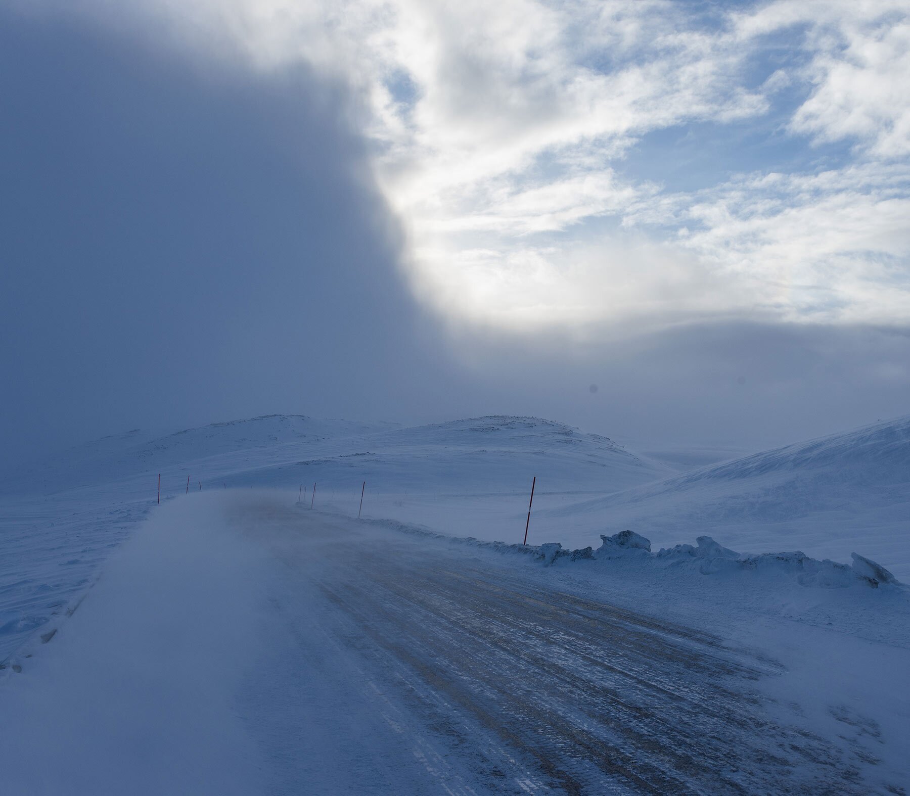 Road leading into Bugøynes